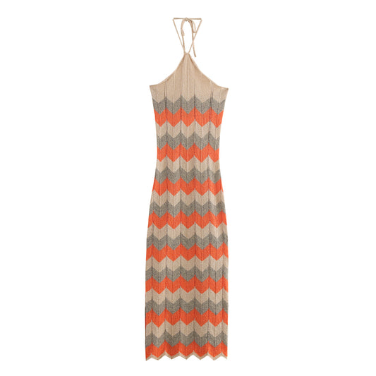 Vorderansicht des Samyy Strickkleids Halterneck mit Zickzackmuster in Beige, Orange und Grau – feminines Strickdesign für trendige Outfits.