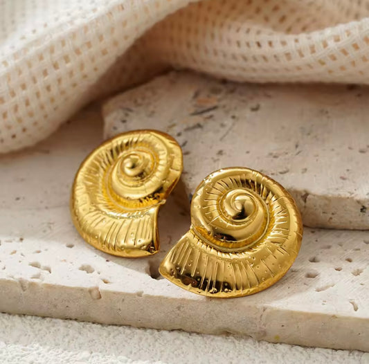Shellyy Schnecken Ohrringe von CozyWoolCraft in Gold auf Naturstein, detailreich und edel – Schmuck inspiriert von Schnecken und Meer.
