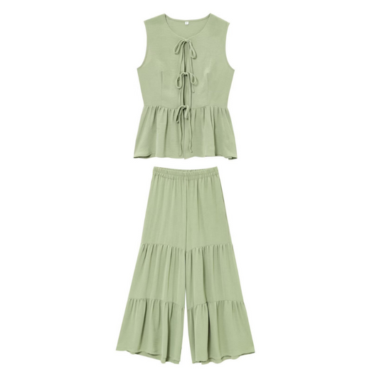 Sofyy Zweiteiliges Set in Grün mit ärmellosem Peplum-Top und weiter Hose mit Rüschen – elegantes und feminines Outfit von CozyWoolCraft.