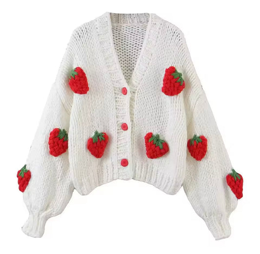 Weiße Strickjacke Damen mit gehäkelten Erdbeeren – cozywoolcraft Strawberryy Cardigan, viraler Frühlingstrend 2025 auf TikTok & Instagram