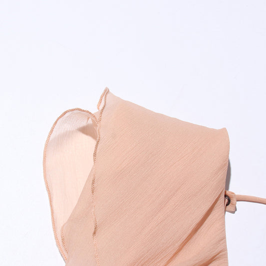 Zarte Stoffstruktur des Tarryy Off-Shoulder Kleids in Koralle – luftiger Chiffonstoff für feminine Eleganz und romantische Leichtigkeit im Sommerlook.