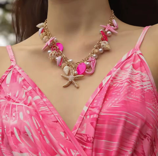 Getragene Tyfyy Seestern Muschel Halskette in Pink – auffälliges Sommeraccessoire mit Muscheln, Perlen, Seepferdchen und Seesternen von CozyWoolCraft.