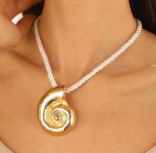 Zellyy Muschel Halskette von CozyWoolCraft in edlem Gold – maritimer Schmuck mit großem Muschel-Anhänger und cremeweißer Kordelkette, elegantes Sommeraccessoire.