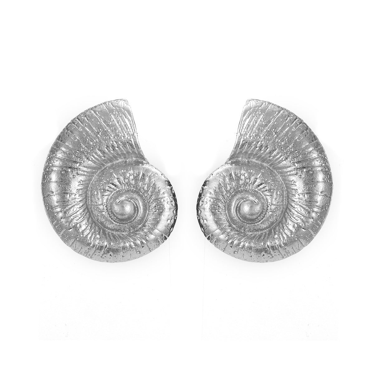 Zellyy Schnecken Ohrringe von CozyWoolCraft in edlem Silber mit feiner Spiralstruktur – minimalistisches Schmuckstück mit natürlicher Inspiration.